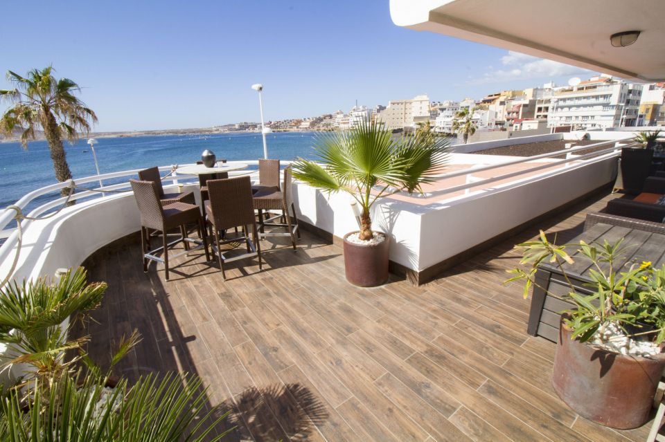Beautiful holiday apartment with a huge terrace straight on the beachfront of El Medano - Tenerife